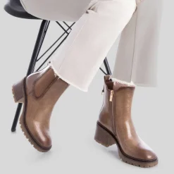 Botín chelsea tacón charol beige Mujer Botines Tacón