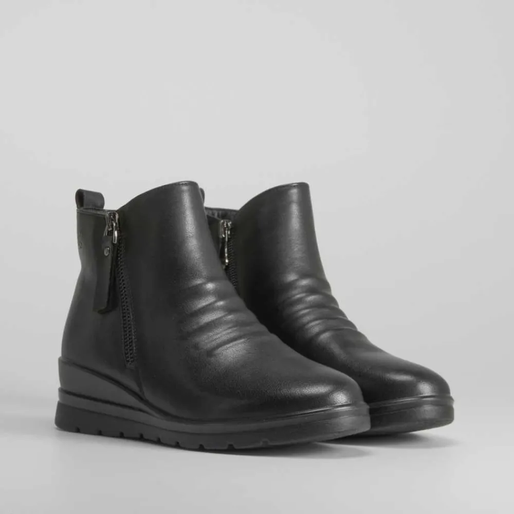 botn_cua_de_piel_negro_co_SKUWYBNzqmX9p_1.webp New Botín cuña de piel negro Mujer Botines Planos