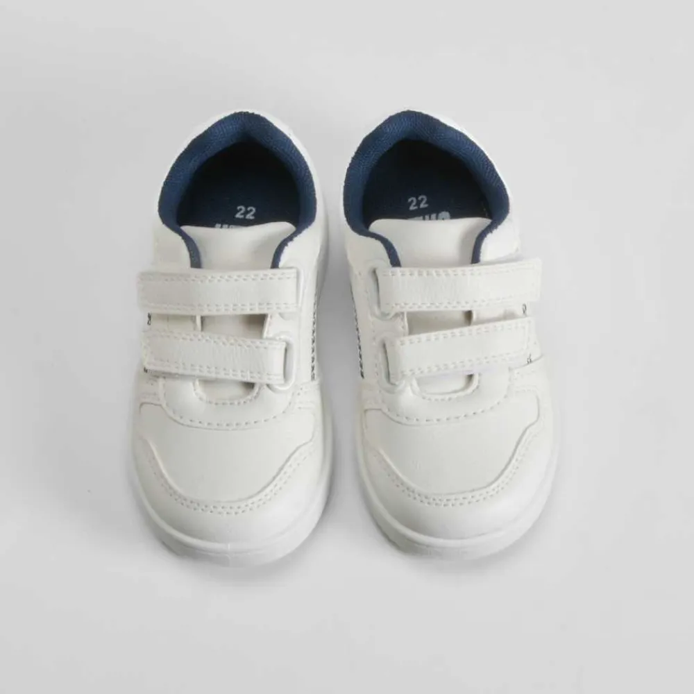 deportiva_con_velcro_beb__SKUf9magmQhSA_1.webp Sale Deportiva con velcro bebé blanca y azul Zapatillas Deportivas