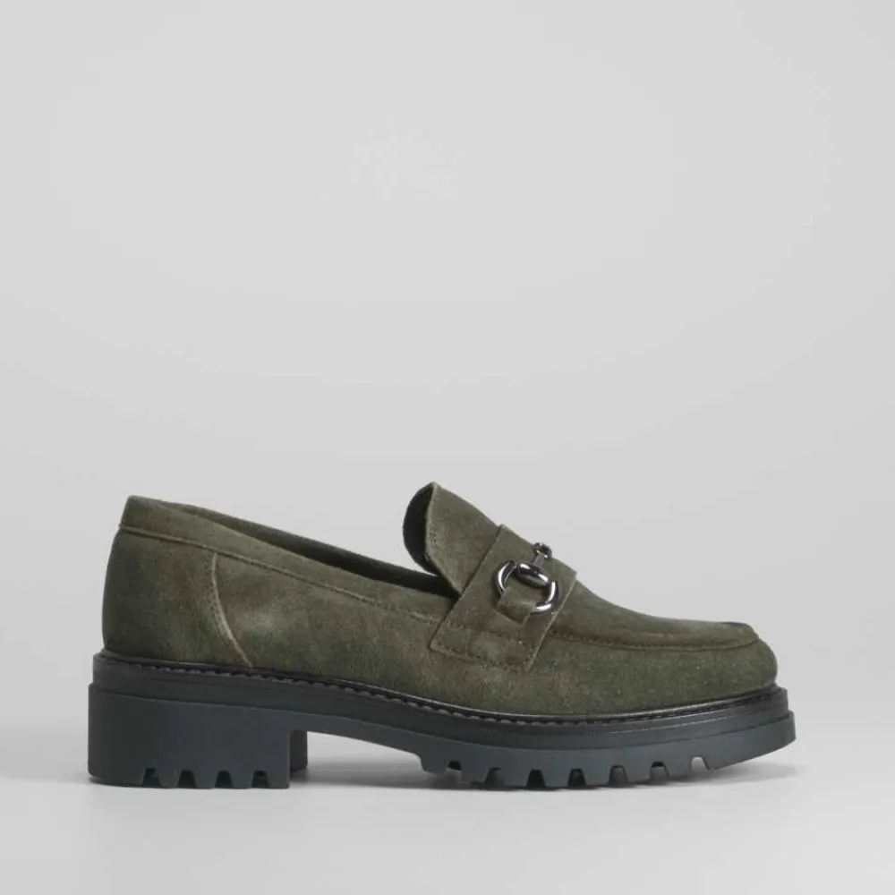 mocasn_piel_hebilla_verde_SKUqibgyfybxF_0.webp Mocasín piel hebilla verde Mujer Mocasines