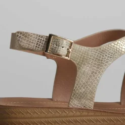 Sandalia dorada plana y grabada Mujer Sandalias Planas